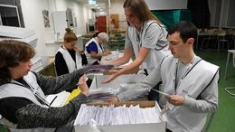 Khối đối lập trung tả tạm dẫn trước sít sao trong bầu cử Quốc hội Thụy Điển
