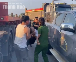 Cảnh sát cơ động kịp thời đưa cháu bé bị tai nạn đi cấp cứu