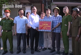 Chủ tịch UBND tỉnh Tô Anh Dũng thăm, động viên các tổ công tác thực hiện cao điểm lập lại trật tự đô thị tại phường Hạc Thành