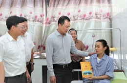 Chủ tịch UBND tỉnh Tô Anh Dũng thăm, động viên công nhân môi trường bị tai nạn khi làm nhiệm vụ