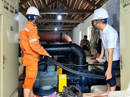 Điện lực Triệu Sơn xuyên đêm giữ điện cho các trạm bơm tiêu úng