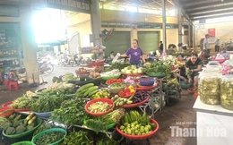 Nguồn cung rau xanh khan hiếm, người tiêu dùng linh hoạt điều chỉnh chi tiêu