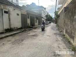 Nhiều tuyến đường xuống cấp giữa lòng đô thị Hạc Thành