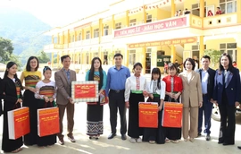 Chủ tịch UBND tỉnh Nguyễn Hoài Anh thăm, tặng quà cho học sinh, người dân các xã thuộc vùng huyện Mường Lát cũ