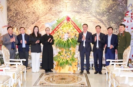 Phó Bí thư Tỉnh ủy, Chủ tịch Ủy ban MTTQ tỉnh Trịnh Tuấn Sinh thăm, chúc mừng Giáo xứ Sầm Sơn nhân dịp Lễ Giáng sinh