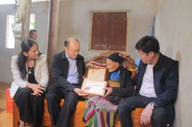 Phó Chủ tịch UBND tỉnh Cao Văn Cường thăm, tặng quà Tết tại các xã Quan Sơn, Tam Thanh