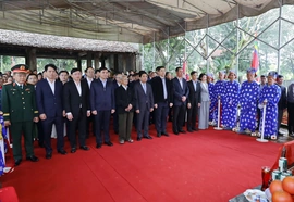 Các đồng chí lãnh đạo tỉnh dâng hương tại Di tích quốc gia đặc biệt Đền thờ Lê Hoàn và Khu di tích quốc gia đặc biệt Lam Kinh