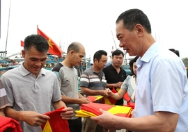 Trao tặng cờ Tổ quốc cho ngư dân Sầm Sơn, lan tỏa tinh thần yêu nước
