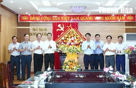 Phó Bí thư Thường trực Tỉnh ủy Nguyễn Hồng Phong chúc mừng Ngày truyền thống ngành Tuyên giáo của Đảng