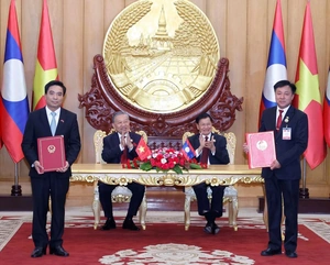Tổng Bí thư Tô Lâm và Tổng Bí thư, Chủ tịch nước Lào chứng kiến Lễ trao các văn kiện hợp tác