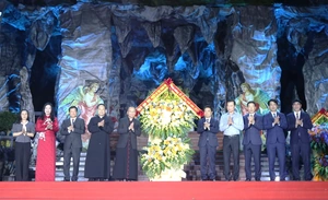 Các đồng chí lãnh đạo tỉnh chung vui, chúc mừng Giáo phận Thanh Hóa và đồng bào Công giáo đón lễ Giáng sinh năm 2025