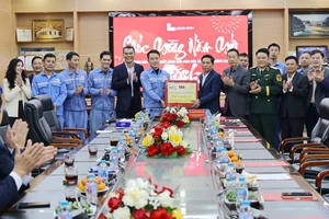 Bí thư Tỉnh ủy Nguyễn Doãn Anh kiểm tra công tác chăm lo Tết, dự ra quân sản xuất đầu xuân tại phường Bỉm Sơn