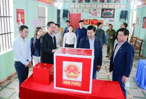 Phó Bí thư Tỉnh ủy, Chủ tịch Ủy ban MTTQ tỉnh Trịnh Tuấn Sinh kiểm tra công tác chuẩn bị bầu cử