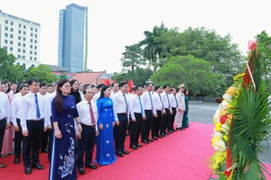 Đoàn đại biểu tỉnh Thanh Hóa dâng hoa, dâng hương tưởng niệm Chủ tịch Hồ Chí Minh