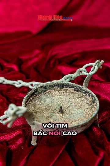 Cây đèn treo “thần thoại” dẫn đường linh hồn lạc Việt