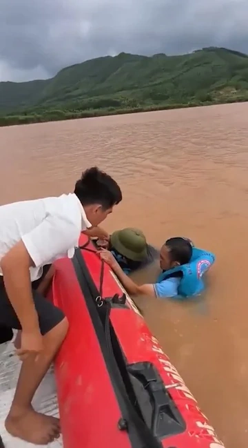 Kịp thời cứu người dân bị nước lũ cuốn trôi