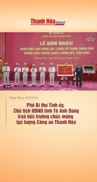 Phó Bí thư Tỉnh ủy, Chủ tịch UBND tỉnh Tô Anh Dũng trao bức trướng chúc mừng Công an Thanh Hóa