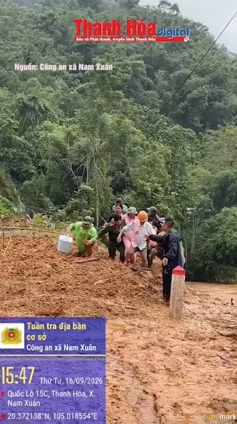 Công an xã Nam Xuân vượt sạt lở, kịp thời đưa người dân đi cấp cứu