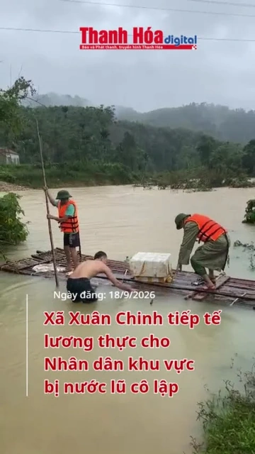 Xã Xuân Chinh tiếp tế lương thực cho Nhân dân khu vực bị nước lũ cô lập