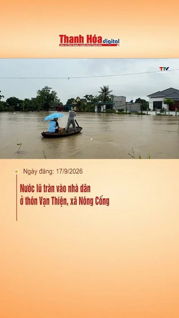 Nước lũ tràn vào nhà dân ở thôn Vạn Thiện