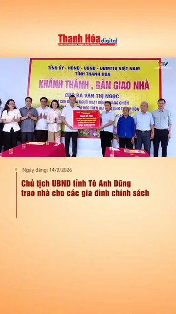 Chủ tịch UBND tỉnh Tô Anh Dũng trao nhà cho các gia đình chính sách