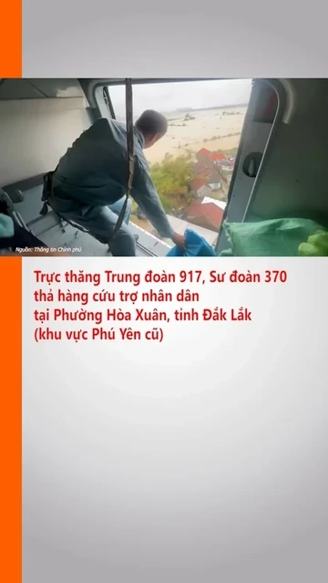 Trực thăng Trung đoàn 917, Sư đoàn 370 thả hàng cứu trợ Nhân dân tại phường Hòa Xuân, tỉnh Đắk Lắk