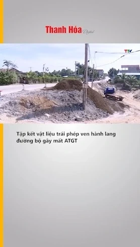 Tập kết vật liệu trái phép ven hành lang đường bộ gây mất an toàn giao thông