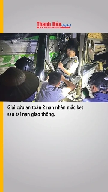 Giải cứu an toàn 2 nạn nhân mắc kẹt sau tai nạn giao thông