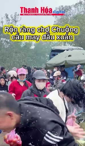 Rộn ràng chợ Chuộng cầu may đầu năm