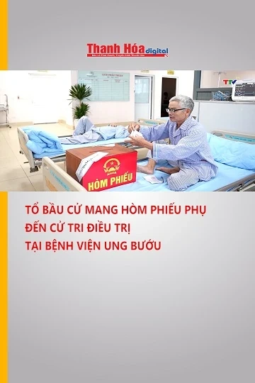 Tổ bầu cử mang hòm phiếu phụ đến cử tri điều trị tại Bệnh viện Ung Bướu