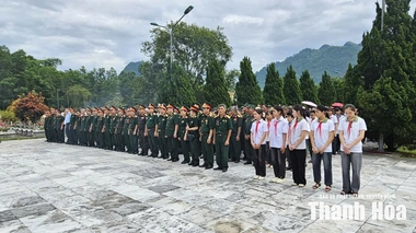 Cựu quân tình nguyện và chuyên gia quân sự Việt Nam tại Lào tri ân các Anh hùng liệt sĩ