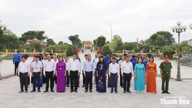Phó Chủ tịch UBND tỉnh Lê Quang Hùng viếng nghĩa trang liệt sĩ; thăm, tặng quà gia đình chính sách