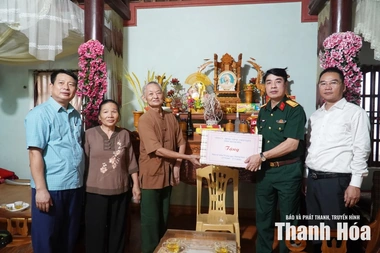 Chỉ huy trưởng Bộ CHQS tỉnh viếng các Anh hùng liệt sĩ; thăm, tặng quà gia đình chính sách