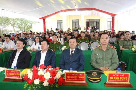 Thiếu tướng Tô Anh Dũng dự Ngày hội Đại đoàn kết toàn dân tộc tại xã Tiên Trang