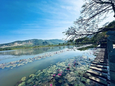 “Đại sứ” du lịch của làng, xã