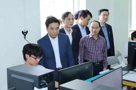 Bí thư Tỉnh ủy Nguyễn Doãn Anh thăm, làm việc tại Trường THPT chuyên Lam Sơn