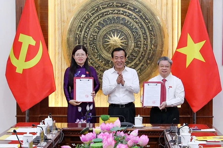 Công bố Nghị quyết của Ủy ban Thường vụ Quốc hội về công tác cán bộ