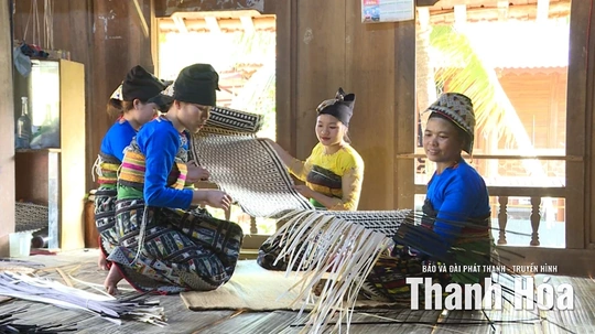 Giữ nghề đan truyền thống của đồng bào Thái