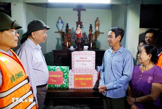 Tổng Bí thư Tô Lâm thăm, tặng quà người dân bị ảnh hưởng do mưa lũ tại Huế