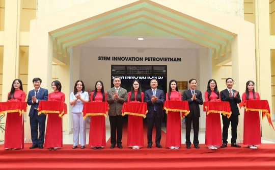 Phó Thủ tướng Chính phủ Lê Thành Long dự lễ khánh thành phòng thực hành giáo dục STEM tại Trường THPT chuyên Lam Sơn