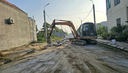 Xã Nga Sơn: Người dân tháo dỡ các bức tường chắn ngang đường giao thông