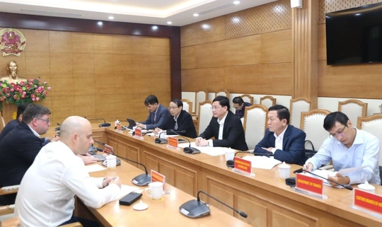 Phó Chủ tịch Thường trực UBND tỉnh Mai Xuân Liêm tiếp và làm việc với đoàn công tác Công ty AsterAuto Vietnam