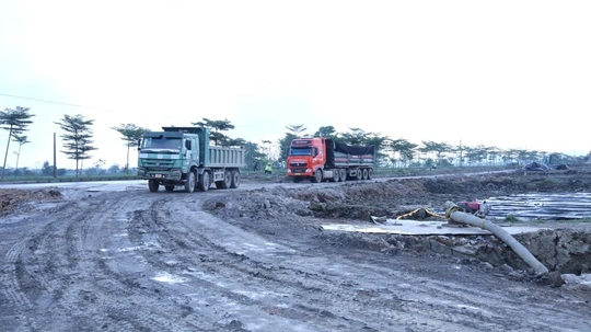 Nghỉ Tết vẫn “3 ca, 4 kíp” trên công trường trọng điểm