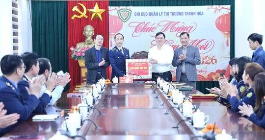 Phó Chủ tịch Thường trực UBND tỉnh Mai Xuân Liêm thăm, chúc Tết các đơn vị làm nhiệm vụ thiết yếu dịp Tết