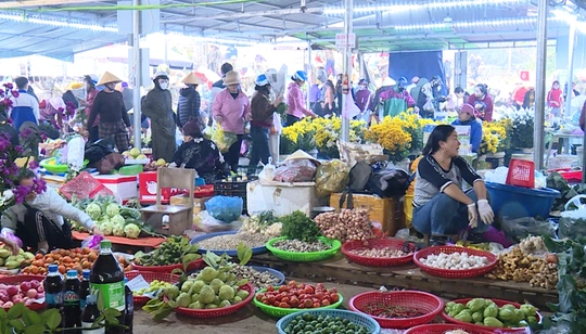Sôi động thị trường thực phẩm ngày Tết, giá nhiều mặt hàng tăng cao