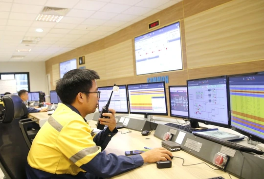 Nhà máy “đỏ lửa” xuyên Tết