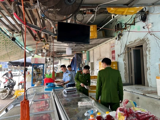 Thu giữ 4 tấn thực phẩm “bẩn”, chuyên phục vụ quán nhậu vỉa hè