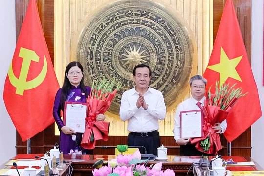 Công bố Nghị quyết của Ủy ban Thường vụ Quốc hội về công tác cán bộ