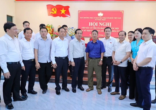 Bí thư Tỉnh ủy, Trưởng Đoàn ĐBQH tỉnh Lê Đức Thái tiếp xúc cử tri xã Ngọc Trạo: Chuyển mạnh từ tư duy thụ hưởng sang chủ động kiến tạo phát triển