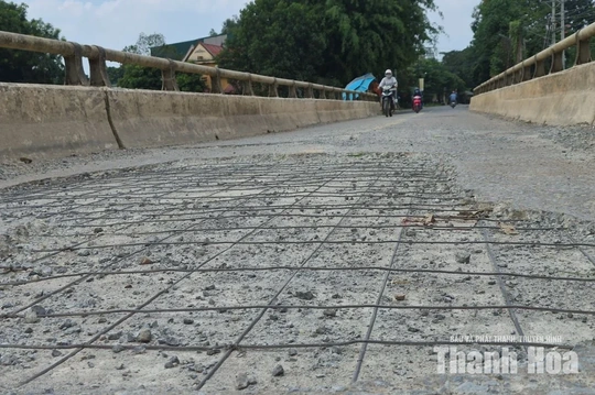 Cận cảnh cây cầu “già cỗi” lộ dầm sắt